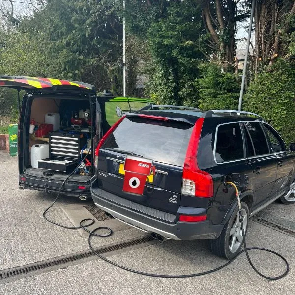 Fuel Flush Mobile Emergency Fuel Drain Van Operating on Roadside